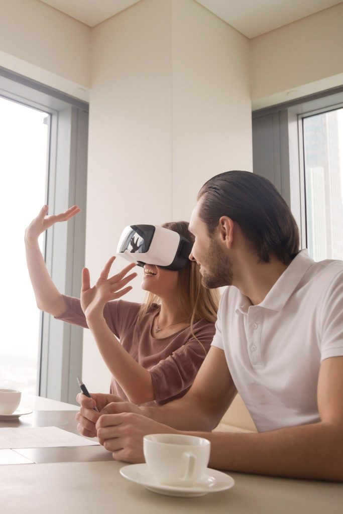 Pareja viendo tour virtual de casa
