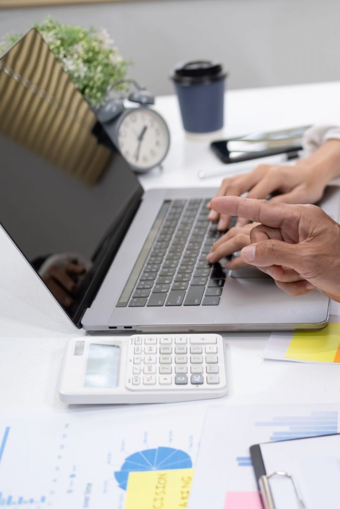 pareja usando certificado electrónico para trámite inmobiliario