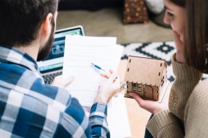 pareja duda fijar precio vivienda venta